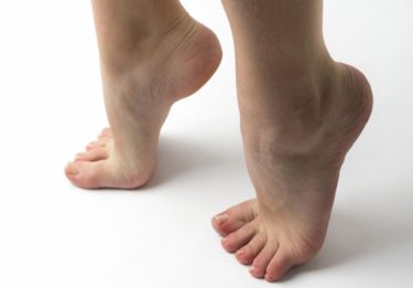 進行するとつま先立ちができなくなる？意外と多い大人の扁平足とは
