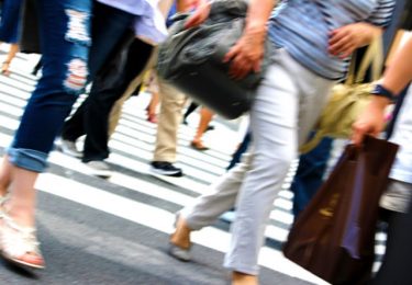 肩こり対策に！カバンのかけ方は持ち替えと密着が重要