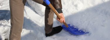 ロープ1本の工夫で楽に！雪かきで腰を痛めないための知恵