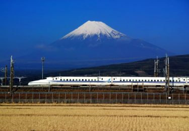 新幹線に乗る前に！長距離移動時にできる肩こり対策