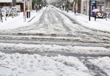 急な雪かき 腰を痛めない7つのコツとは
