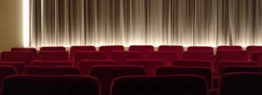 今すぐ実践したくなる！腰を痛めずに映画を鑑賞するコツ